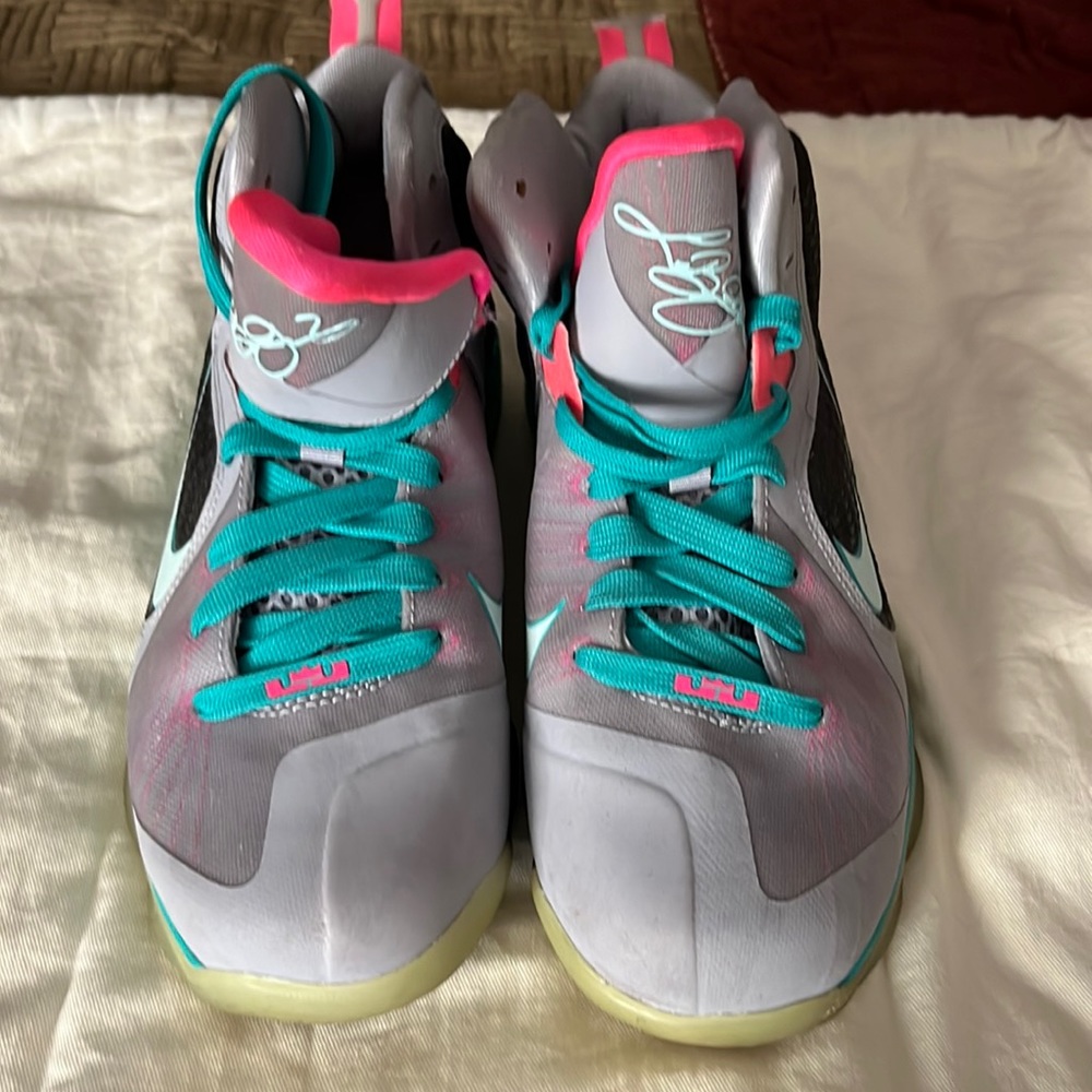Nike Lebron James South Beach Men’s size 6Y